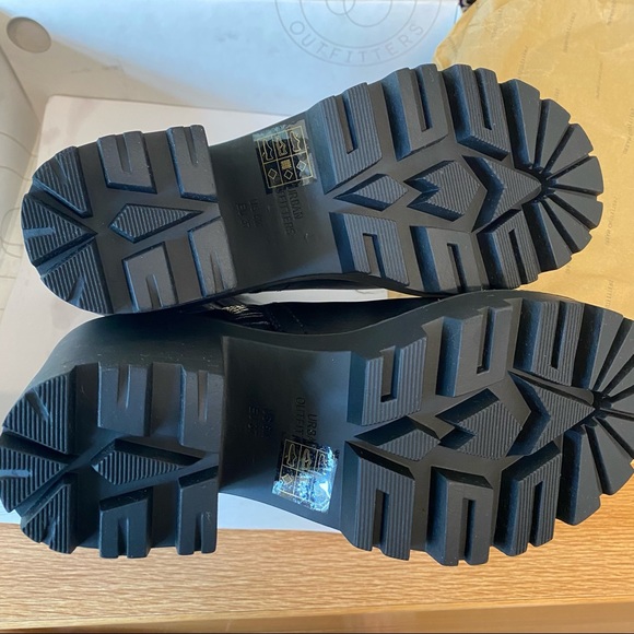 Urban Outfitters Zip Up Black Heeled Boots - Picture 3 of 6